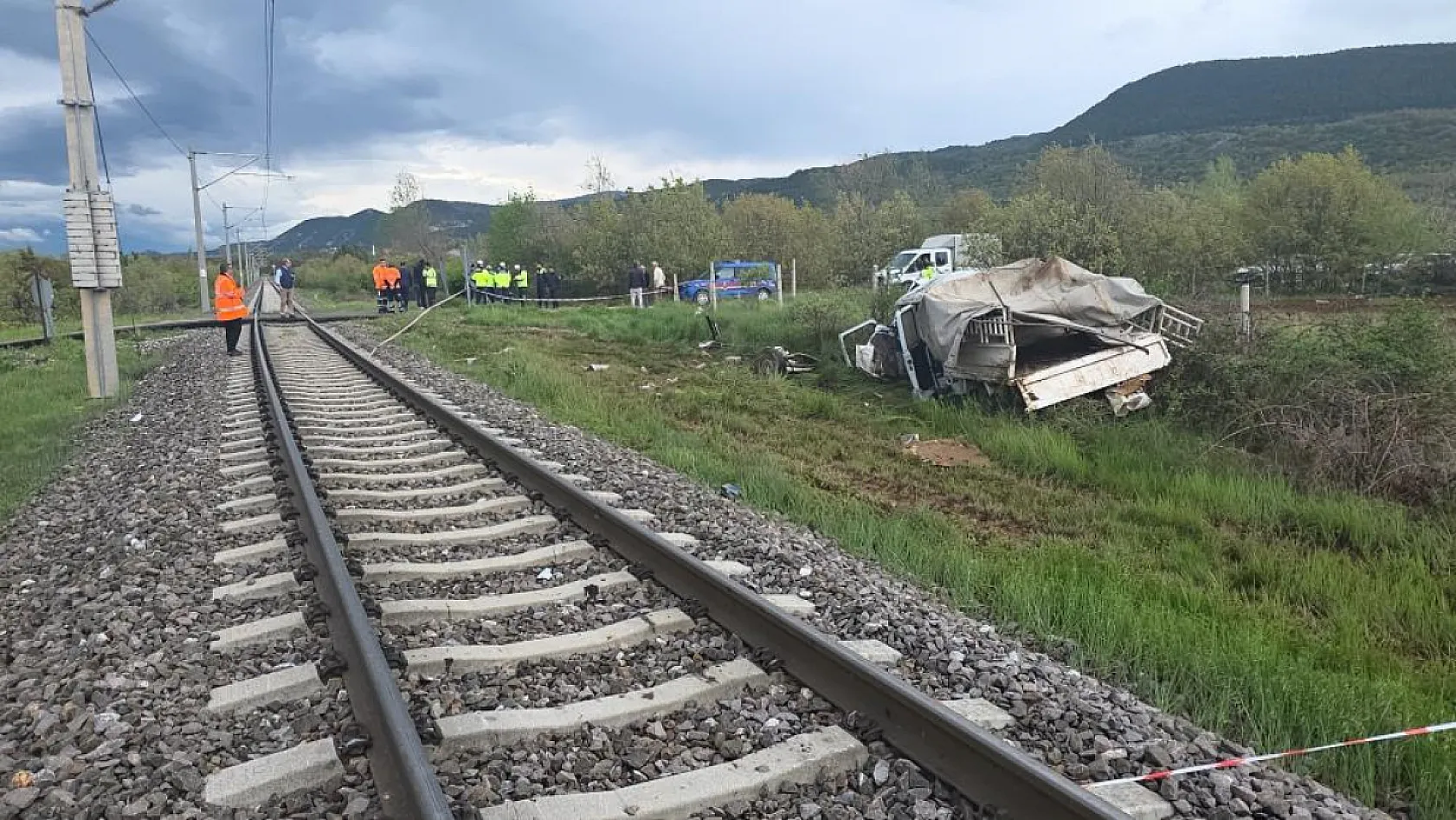 Hemzemin geçitte korkutan kaza: Yolcu treni kamyonete çarptı, 4 yaralı