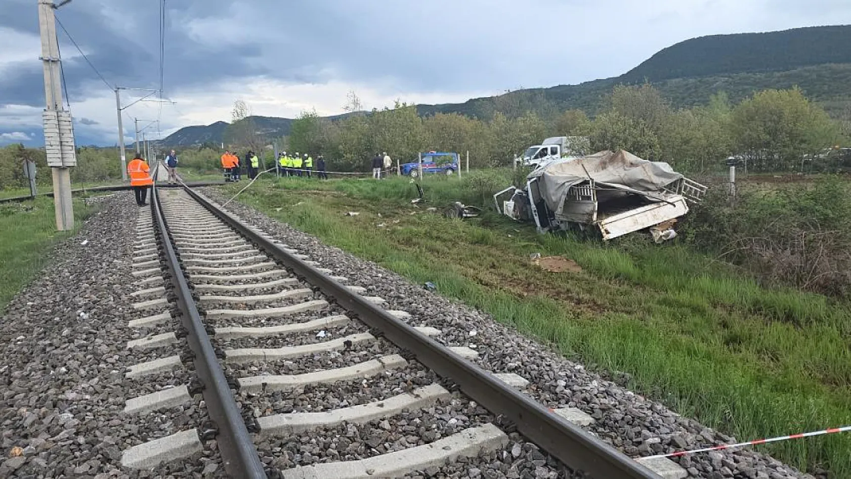 Hemzemin geçitte korkutan kaza: Yolcu treni kamyonete çarptı, 4 yaralı