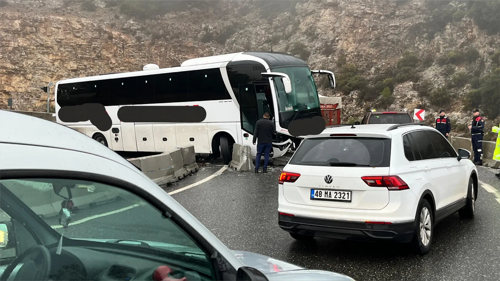 Fethiye'ye Doğru Yola Çıkan Otobüs Kaza Yaptı: 5 Yaralı