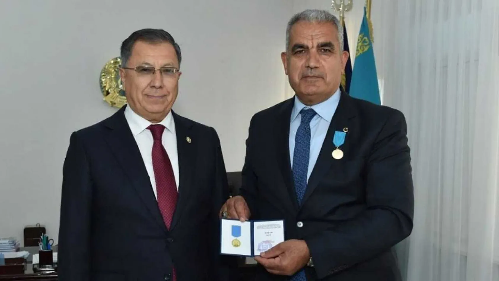 MSKÜ öğretim üyesi Prof. Dr. Koç'a Kazakistan'da 'Hizmet Nişanı' verildi