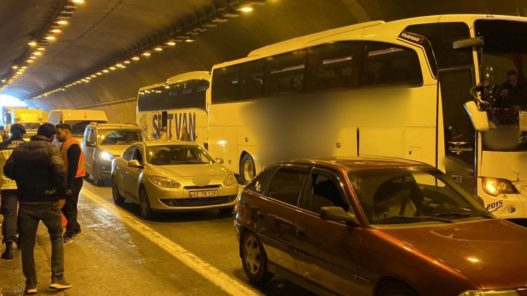 İki yolcu otobüsü ve tır kazaya karıştı: 14 yaralı