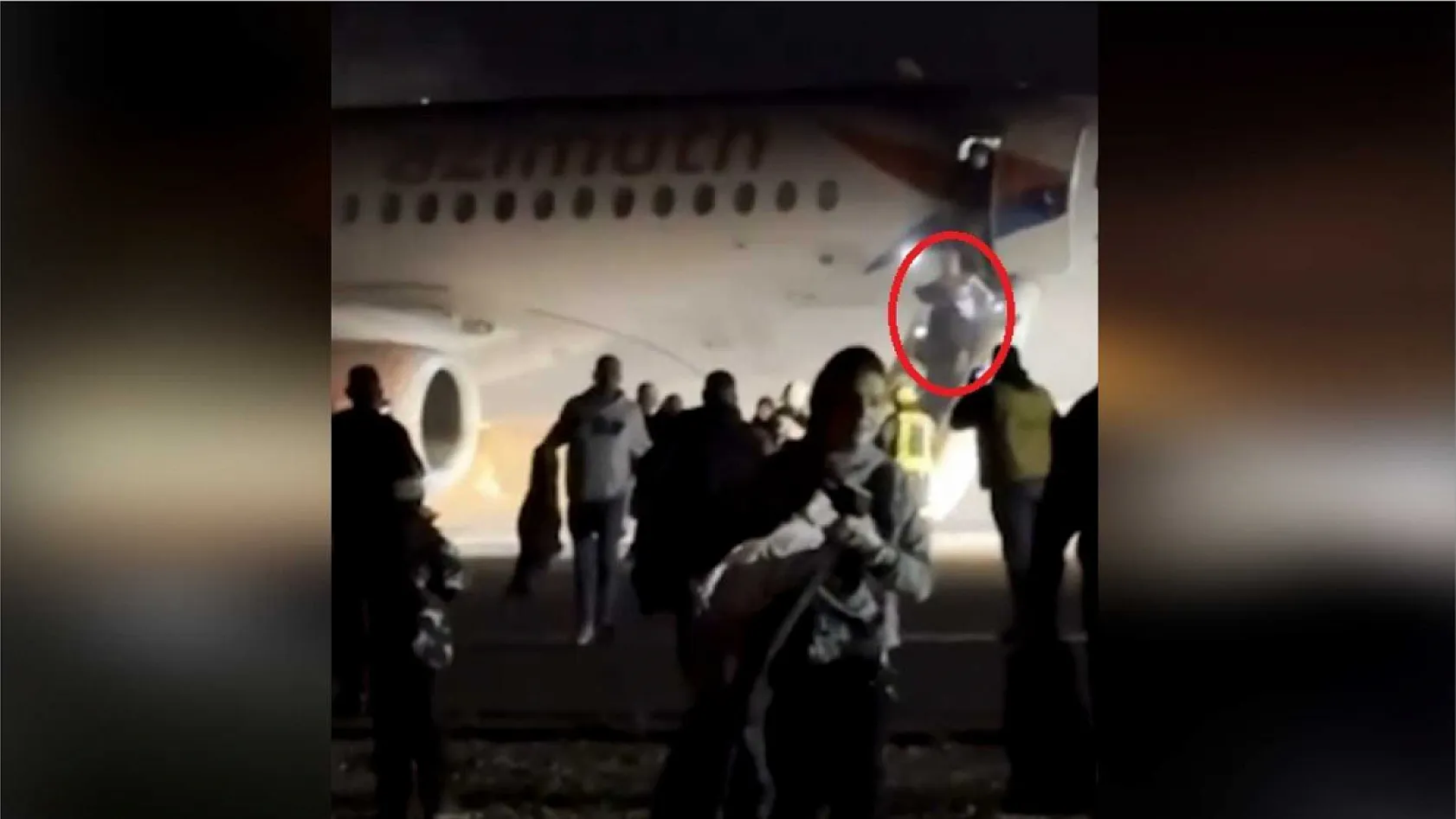 Yanan uçaktan tahliye anları film sahnelerini aratmadı