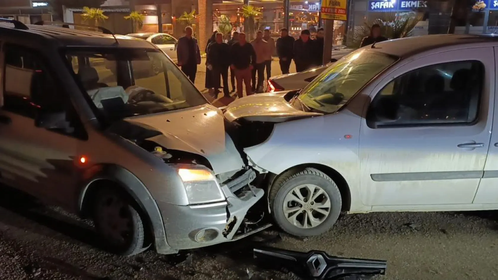 İki araç kafa kafaya çarpıştı: 3 yaralı
