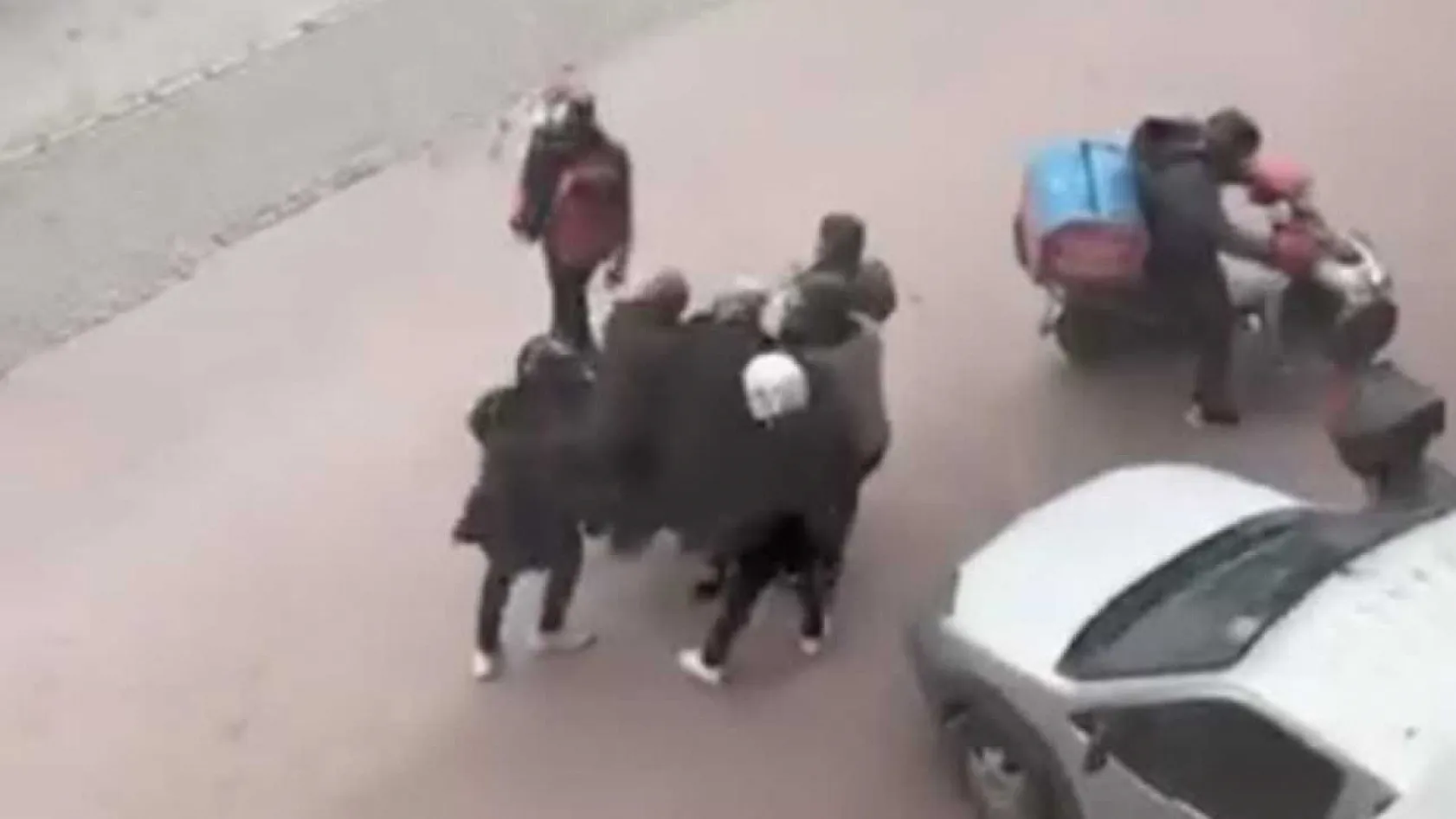 Lodosa yakalanan yaşlı kadına kuryeler siper oldu