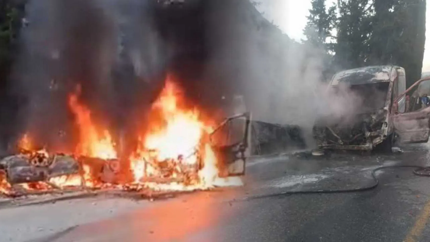 Kafa kafaya çarpışan araçlar çıkan yangında küle döndü