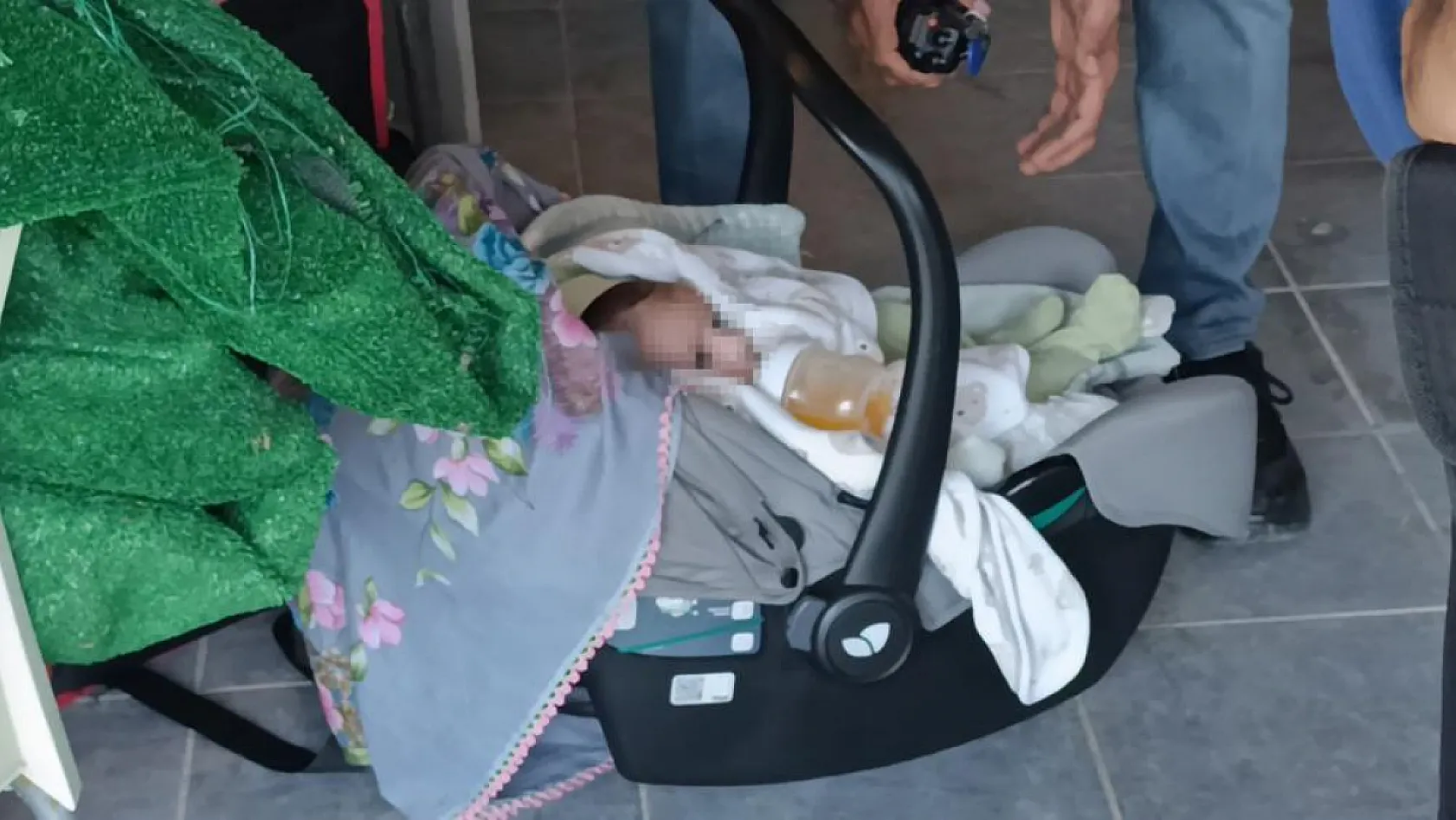 Hırsızlık ihbarına giden polis, özel garajda 5 aylık bebekle annesini buldu