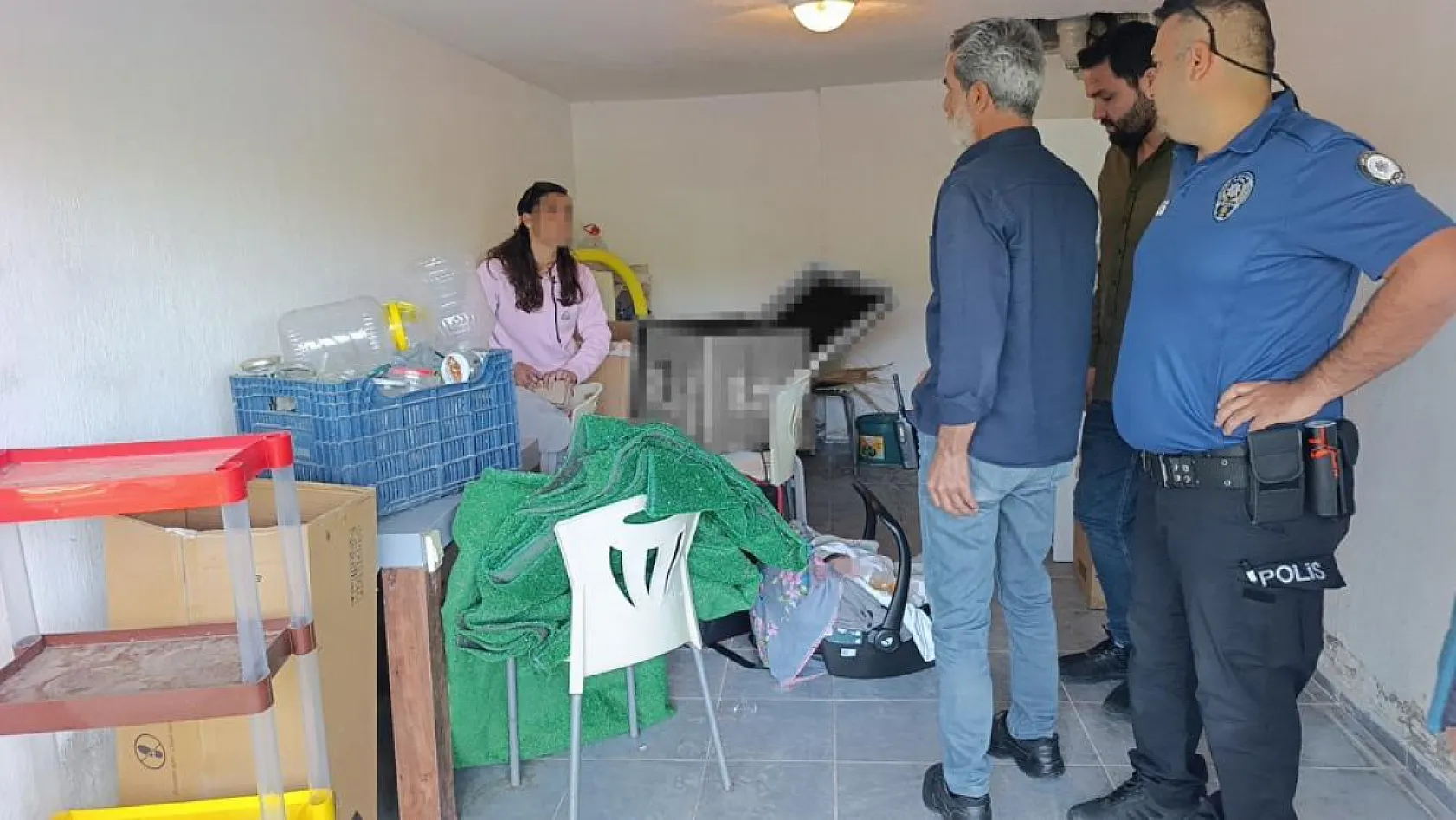 Hırsızlık ihbarına giden polis, özel garajda 5 aylık bebekle annesini buldu