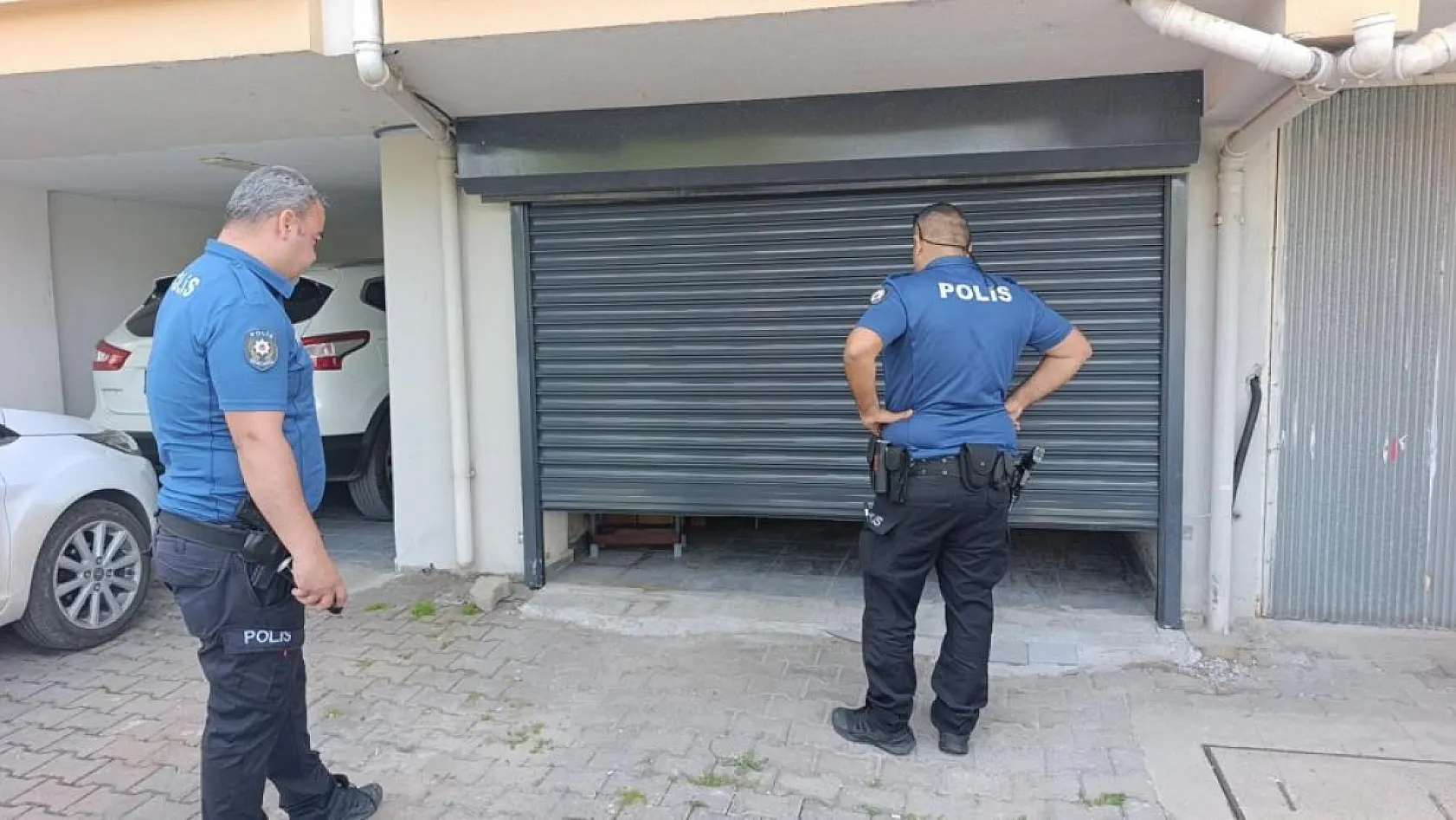 Hırsızlık ihbarına giden polis, özel garajda 5 aylık bebekle annesini buldu