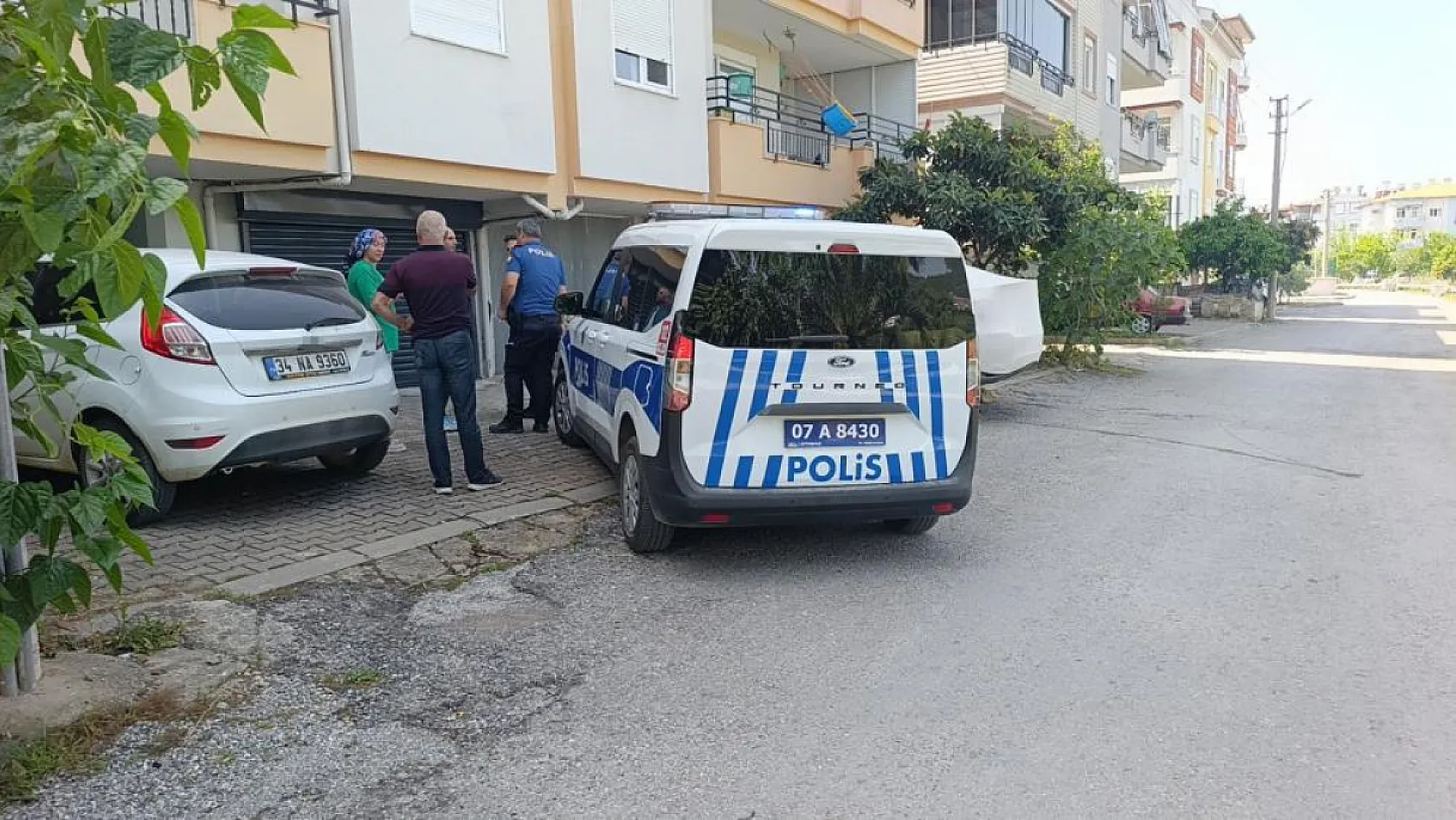 Hırsızlık ihbarına giden polis, özel garajda 5 aylık bebekle annesini buldu