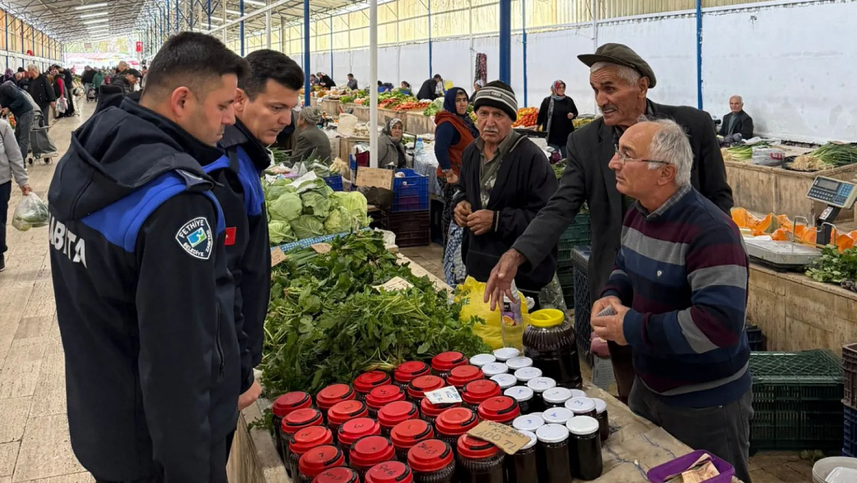 Fethiye'de üretici pazarında zabıta denetimi