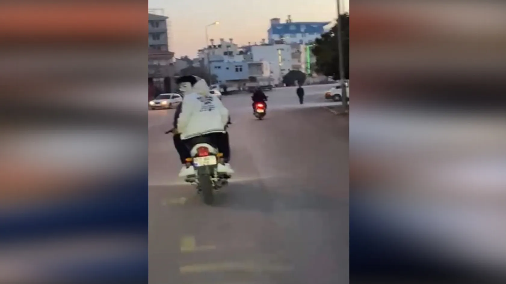Maskeli Gençler Motosikletle Korku Saldı: Oyuncak Silahlarla Panik Yarattılar