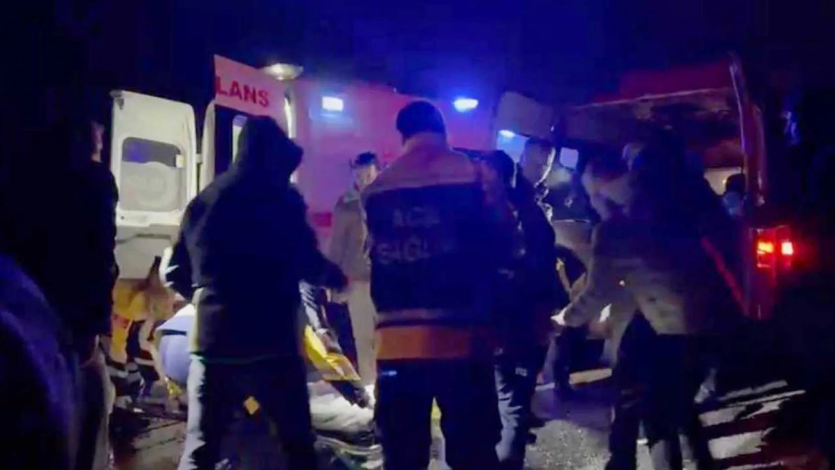İşçi servisi ile otomobil çarpıştı: 1 ölü, 13 yaralı