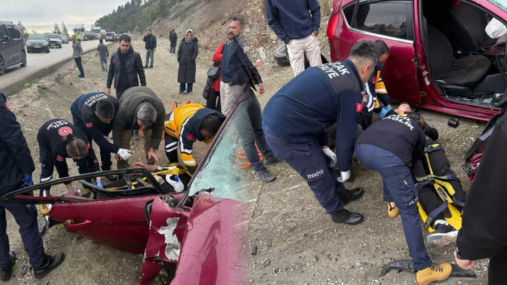 Antalya–Isparta Karayolu'nda 3 otomobil çarpıştı: 4 yaralı