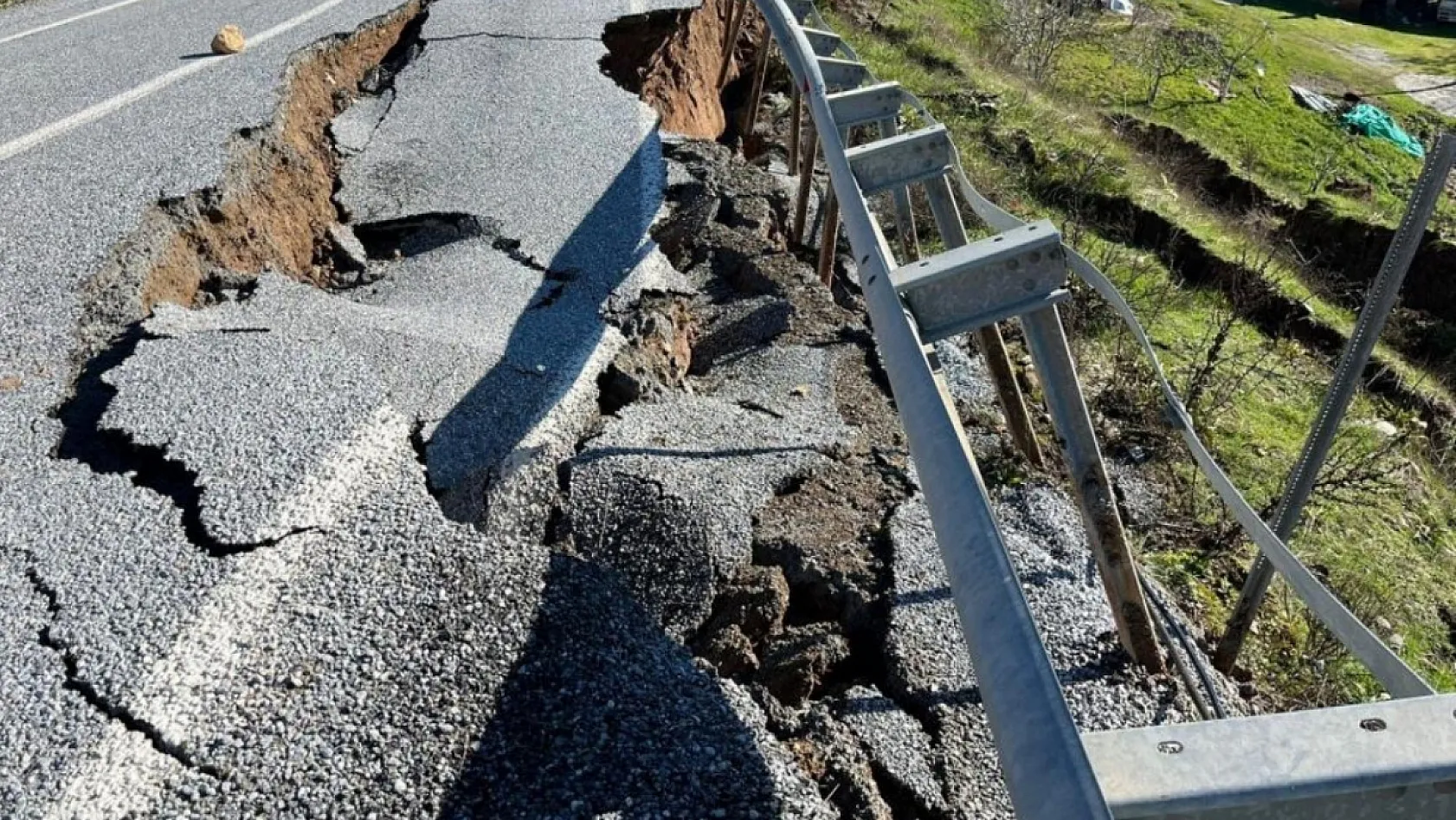 Toprak kayması nedeniyle trafik tek şeride düştü