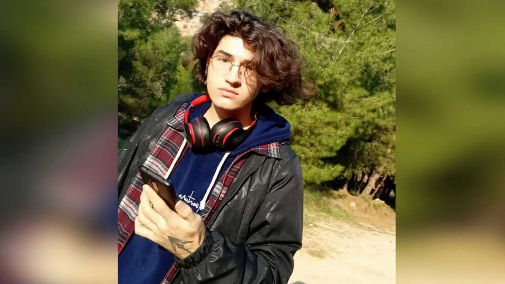 Baba ile oğlunun hayatını kaybettiği aynı kaldırımda yürürken aracın çarptığı genç hayatını kaybetti