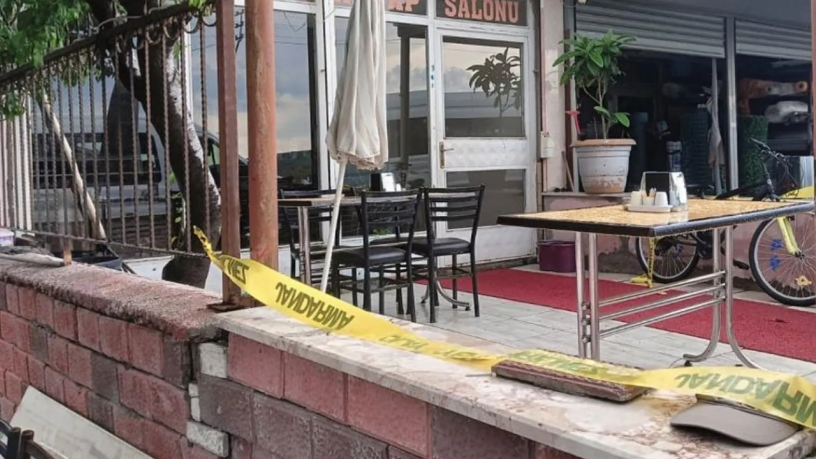 Husumetli olduğu adamı ve onun eşini tabancayla yaraladıktan sonra intihar etti