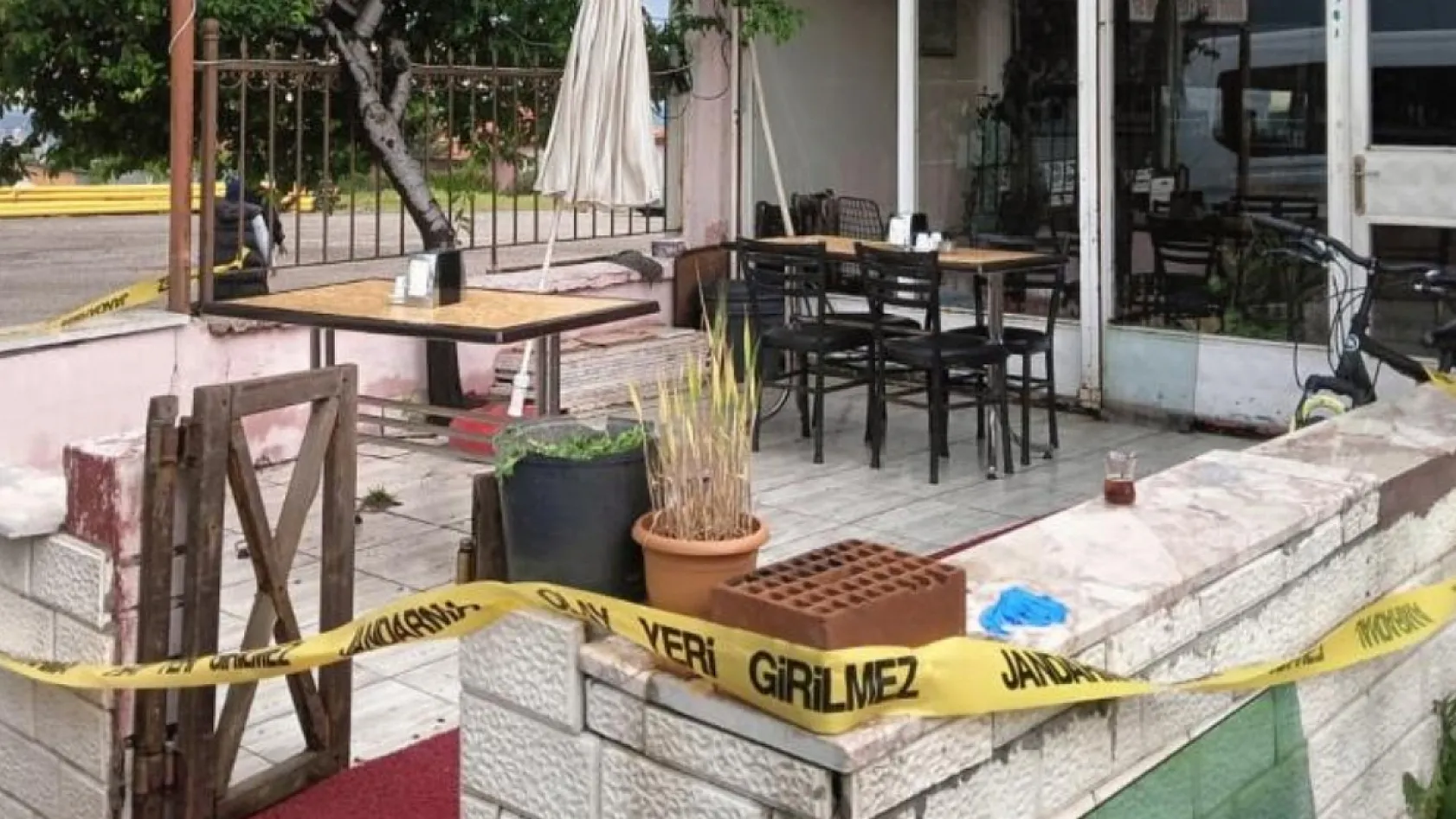 Husumetli olduğu adamı ve onun eşini tabancayla yaraladıktan sonra intihar etti