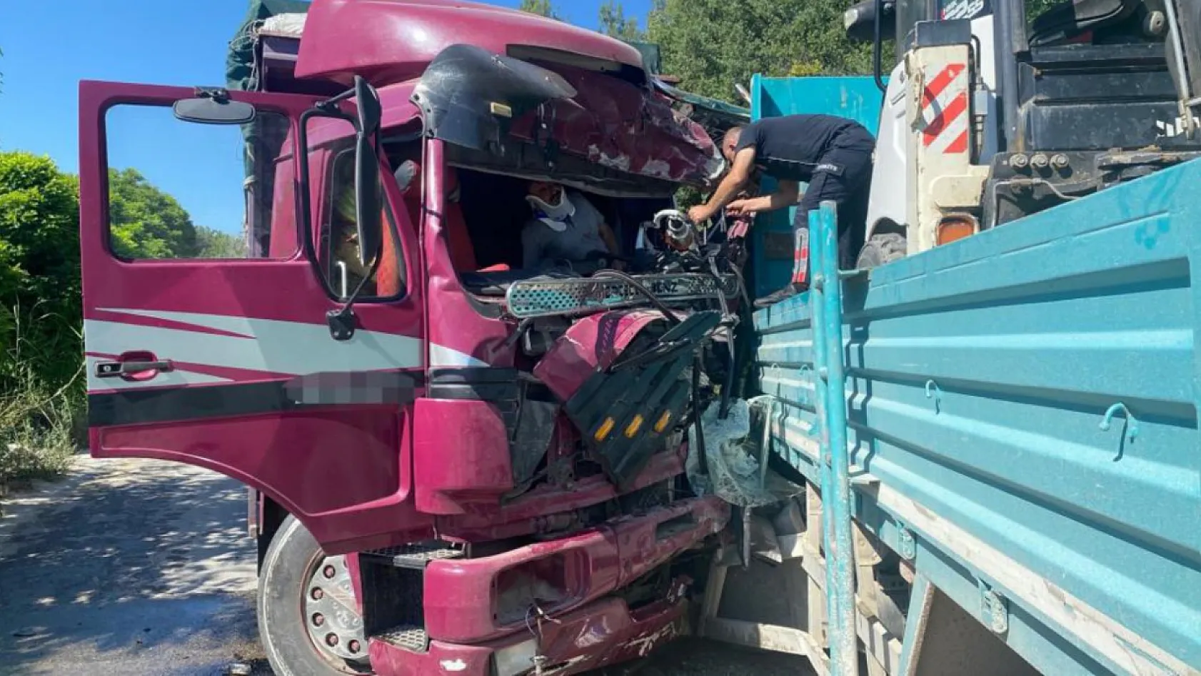 Kamyonetler Kafa Kafaya Çarpıştı: 1 Kişi Hayatını Kaybetti, 2 Yaralı