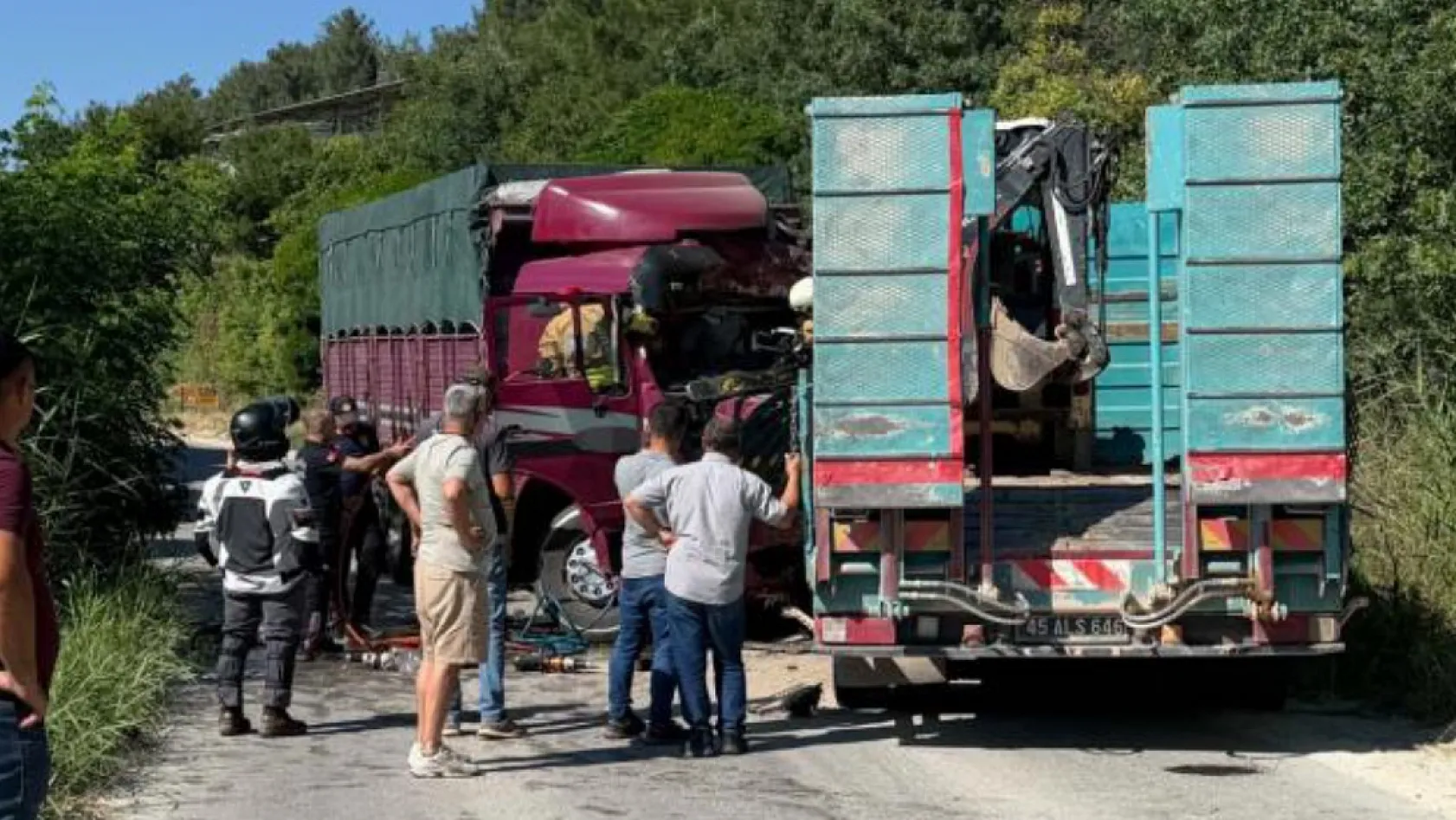 Kamyonetler Kafa Kafaya Çarpıştı: 1 Kişi Hayatını Kaybetti, 2 Yaralı