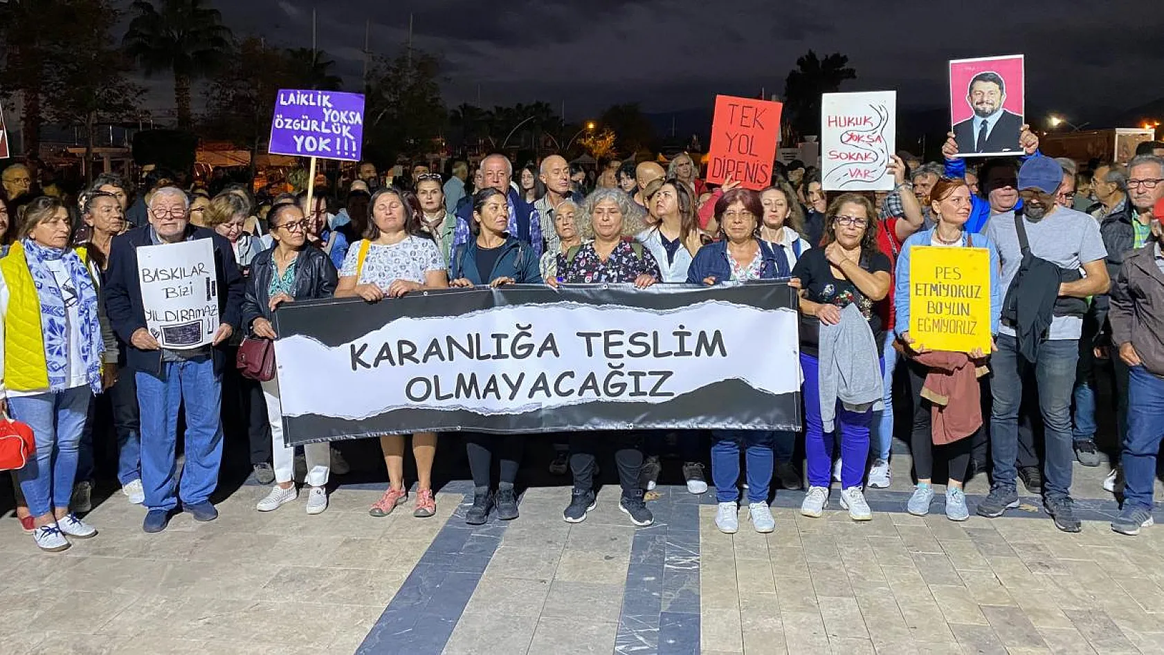 Fethiye'de 'Karanlığa Teslim Olmayacağız' pankartıyla yürüdüler