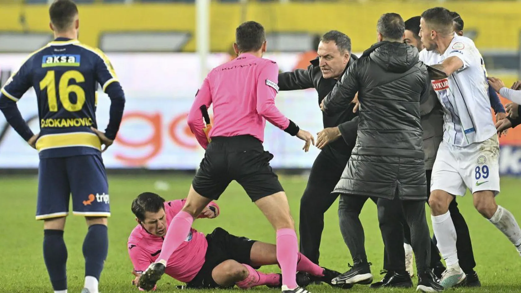 Süper Lig maçında hakeme yumruk atıldı!