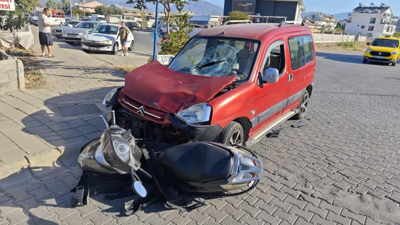 Fethiye'de Otomobille Motosiklet Çarpıştı: 2 Yaralı