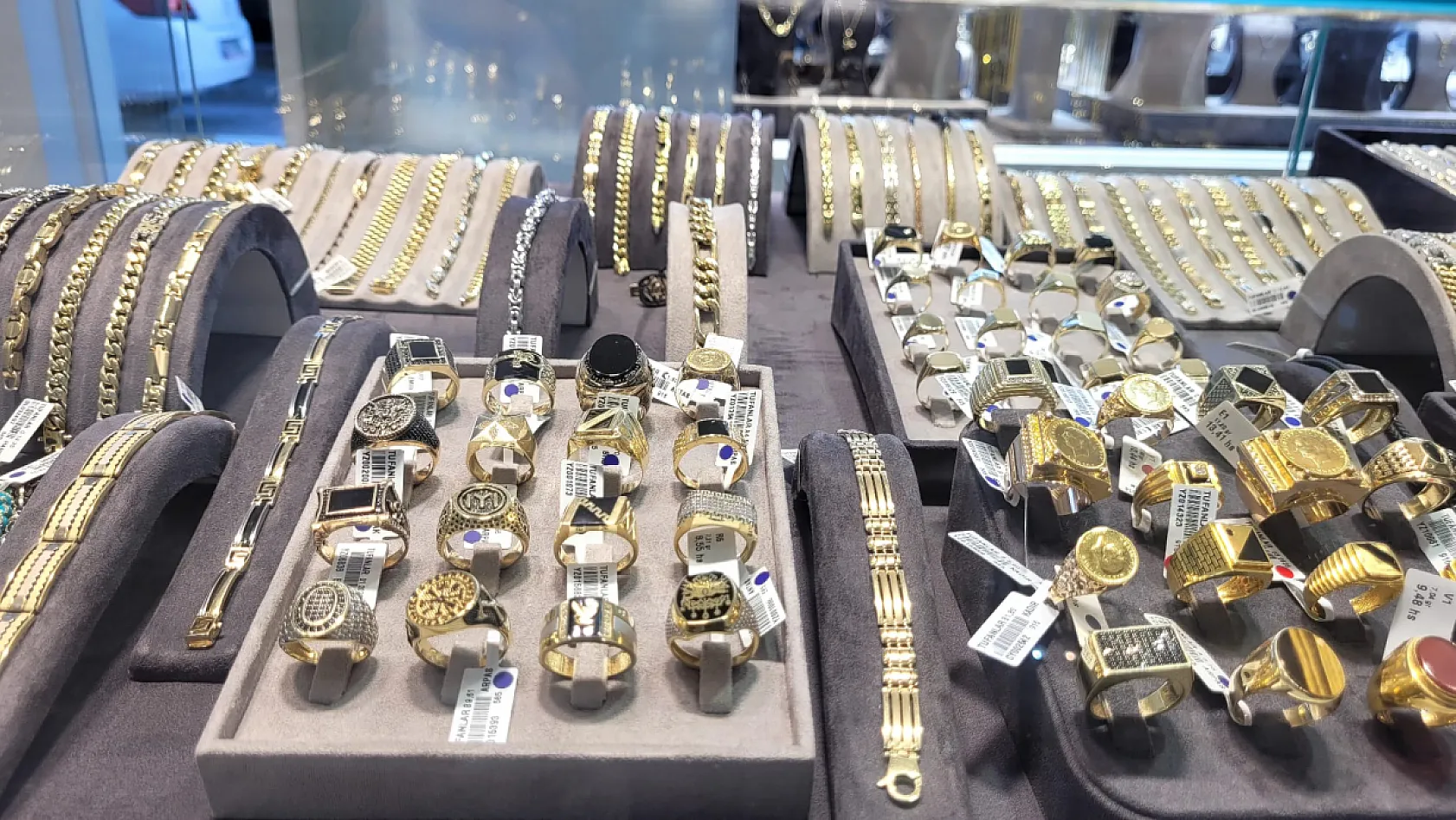 Altında yılbaşı sonrası 7 Bin 500 TL beklentisi: Fethiye Sina Pırlanta'da yılbaşına özel kampanyalar başladı