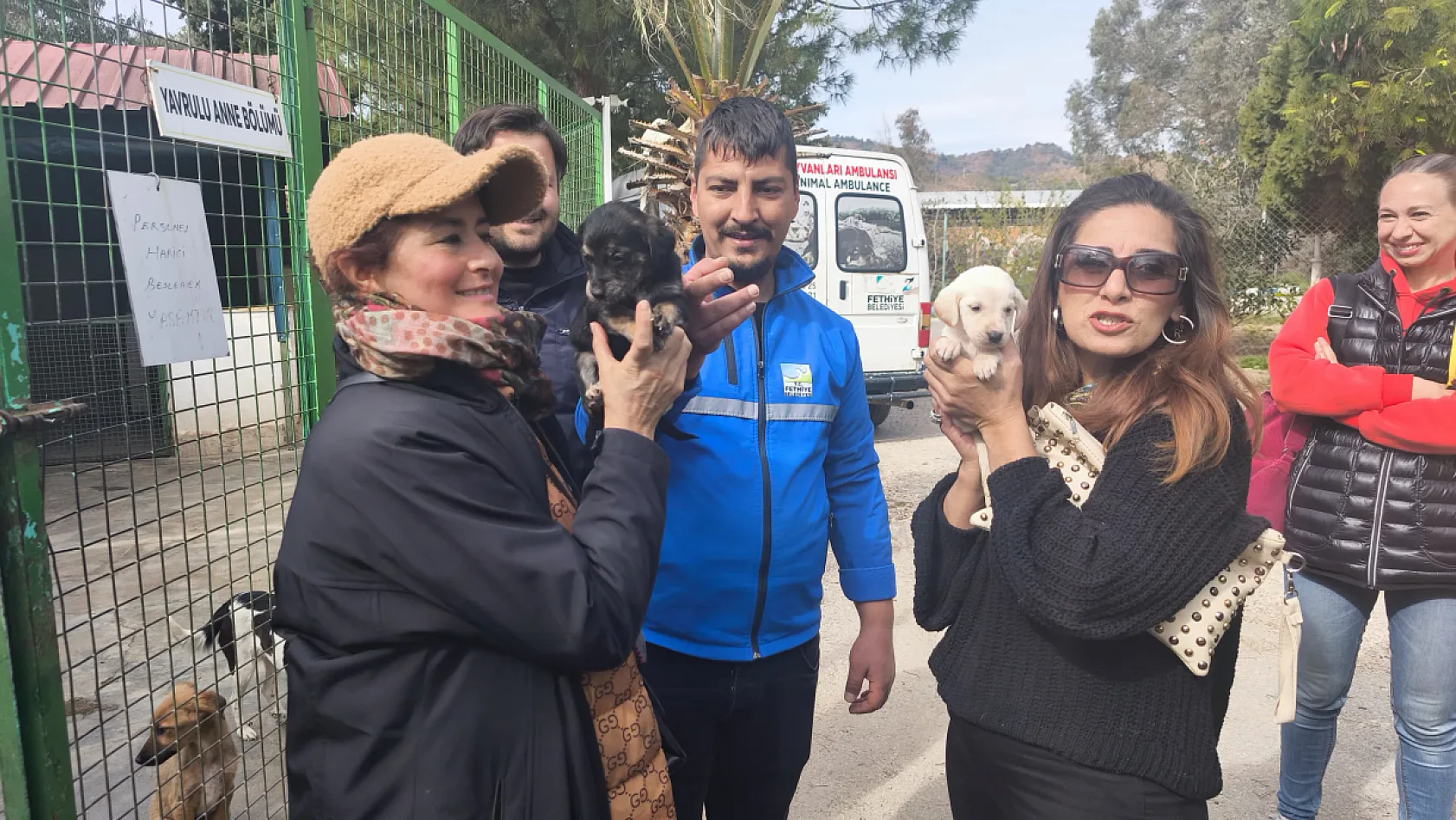 Fethiye'de hayvan severlerden Geçici Hayvan Bakım Merkezi'ne ziyaret