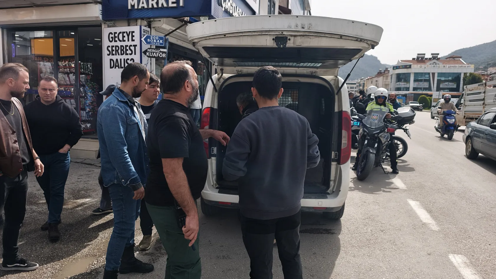 Fethiye'de kızına ceza yazdılar diye polislere hakaret ve küfür etti! Kelepçelenerek karakola götürüldü
