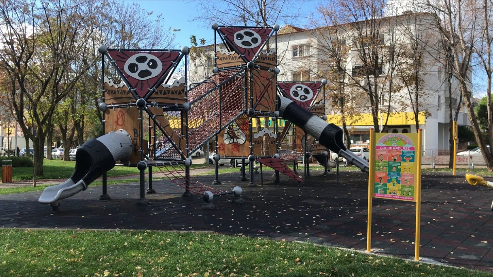 Büyükşehir, çocuk hakları panoları ile farkındalık oluşturuyor