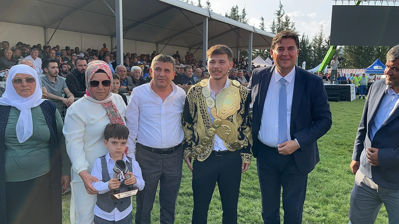 Türkiye'nin en genç güreş ağası oldu: Kemeri Başkan Karaca takdim etti