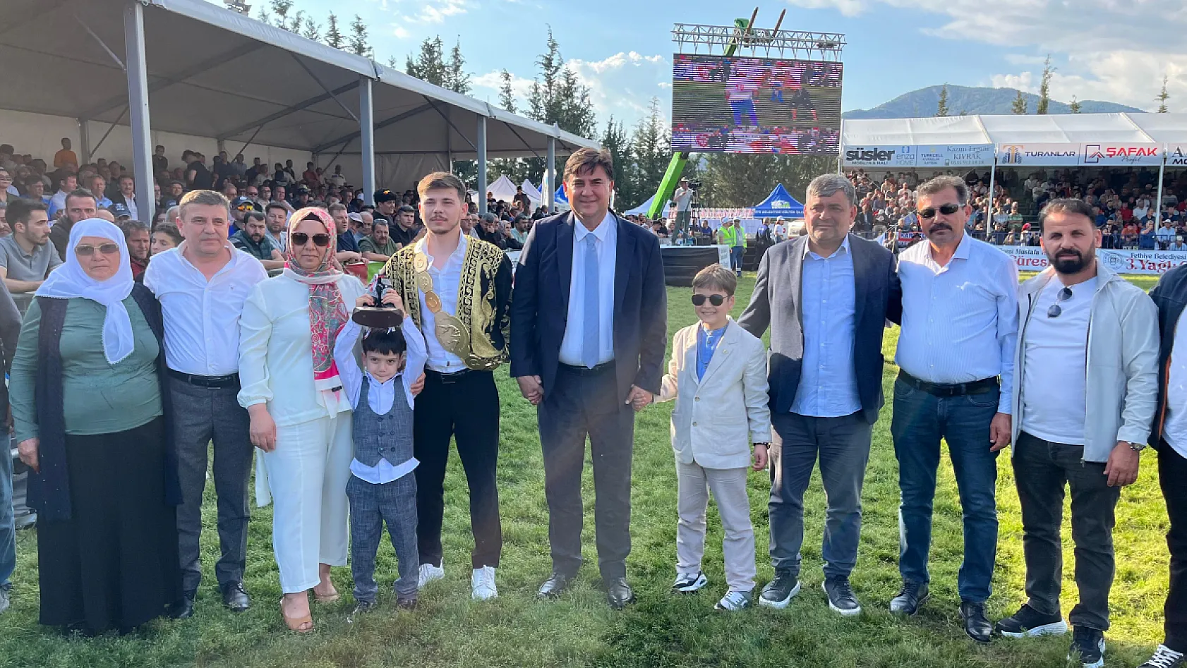 Türkiye'nin en genç güreş ağası oldu: Kemeri Başkan Karaca takdim etti