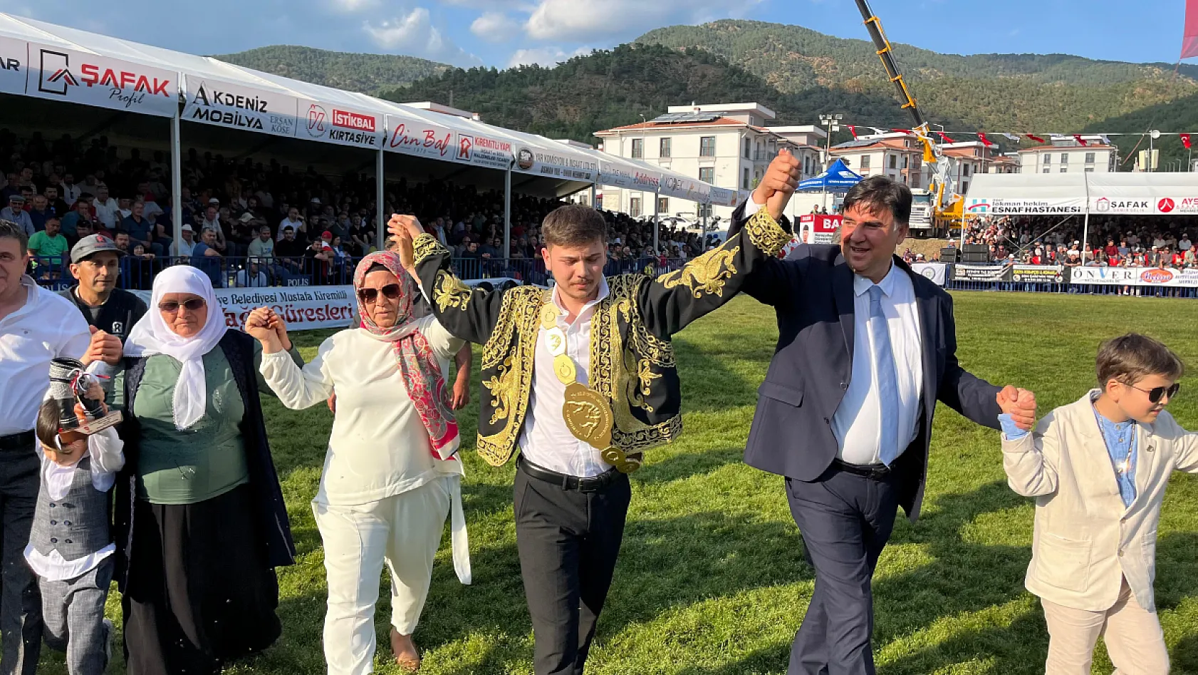 Türkiye'nin en genç güreş ağası oldu: Kemeri Başkan Karaca takdim etti