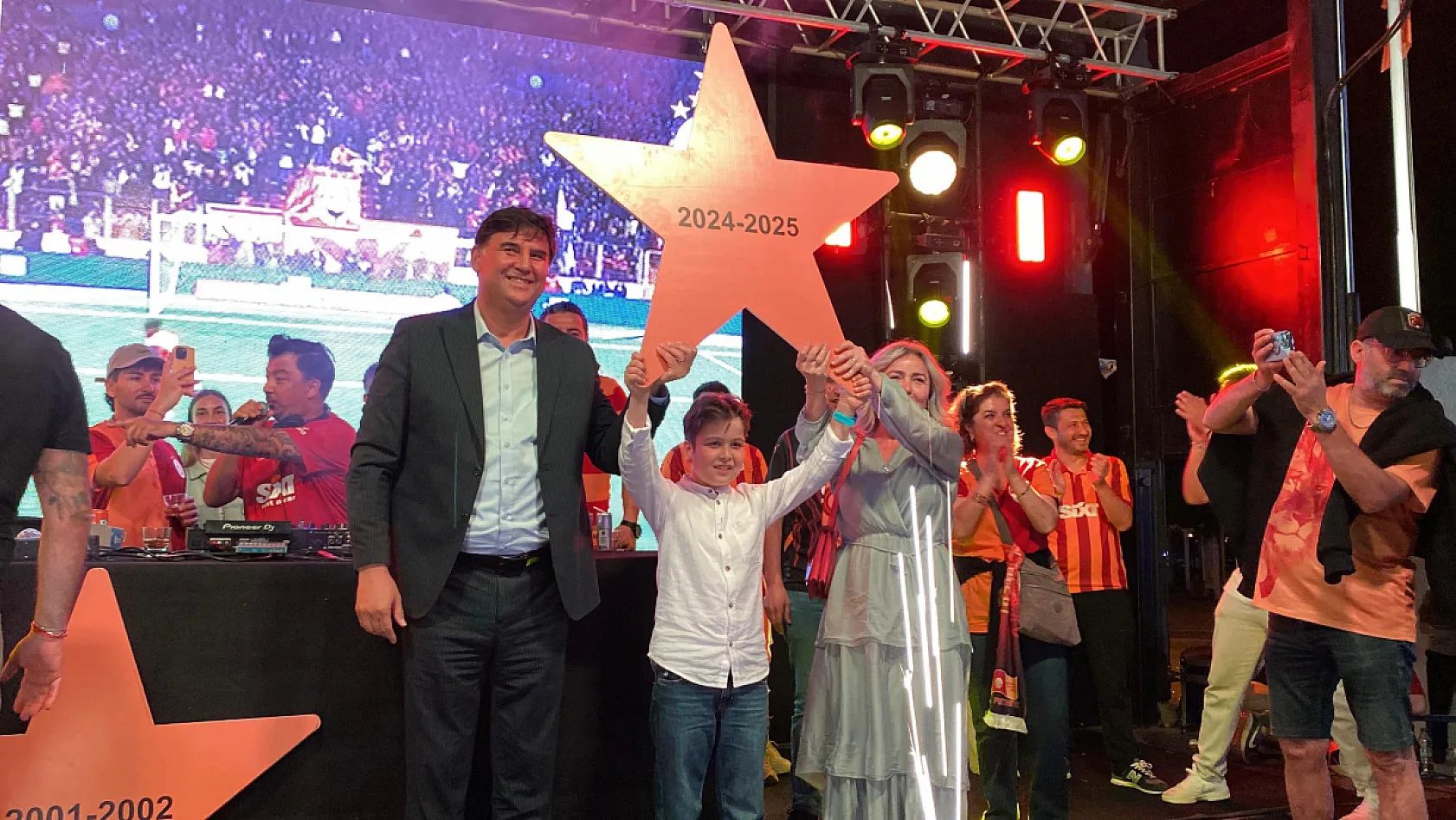 Fenerbahçeli Başkan'dan Galatasaray atkısıyla kutlama