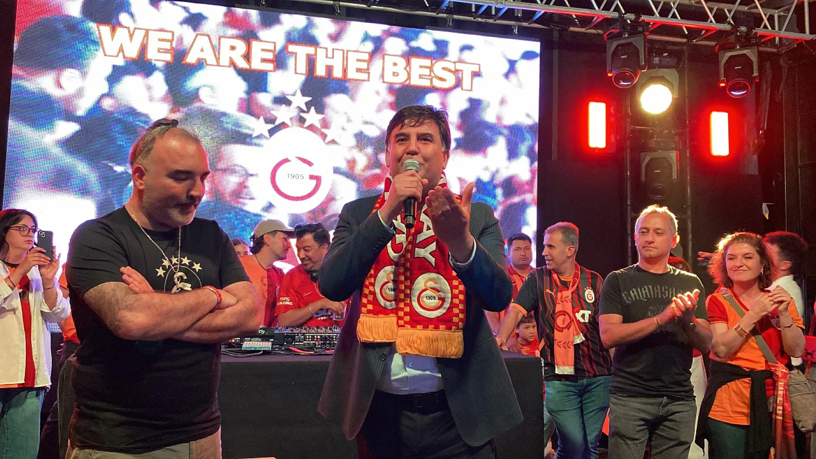 Fenerbahçeli Başkan'dan Galatasaray atkısıyla kutlama