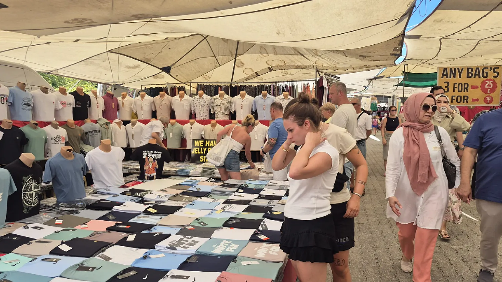 Fethiye Salı Pazarı giyim bölümü turist akınına uğradı