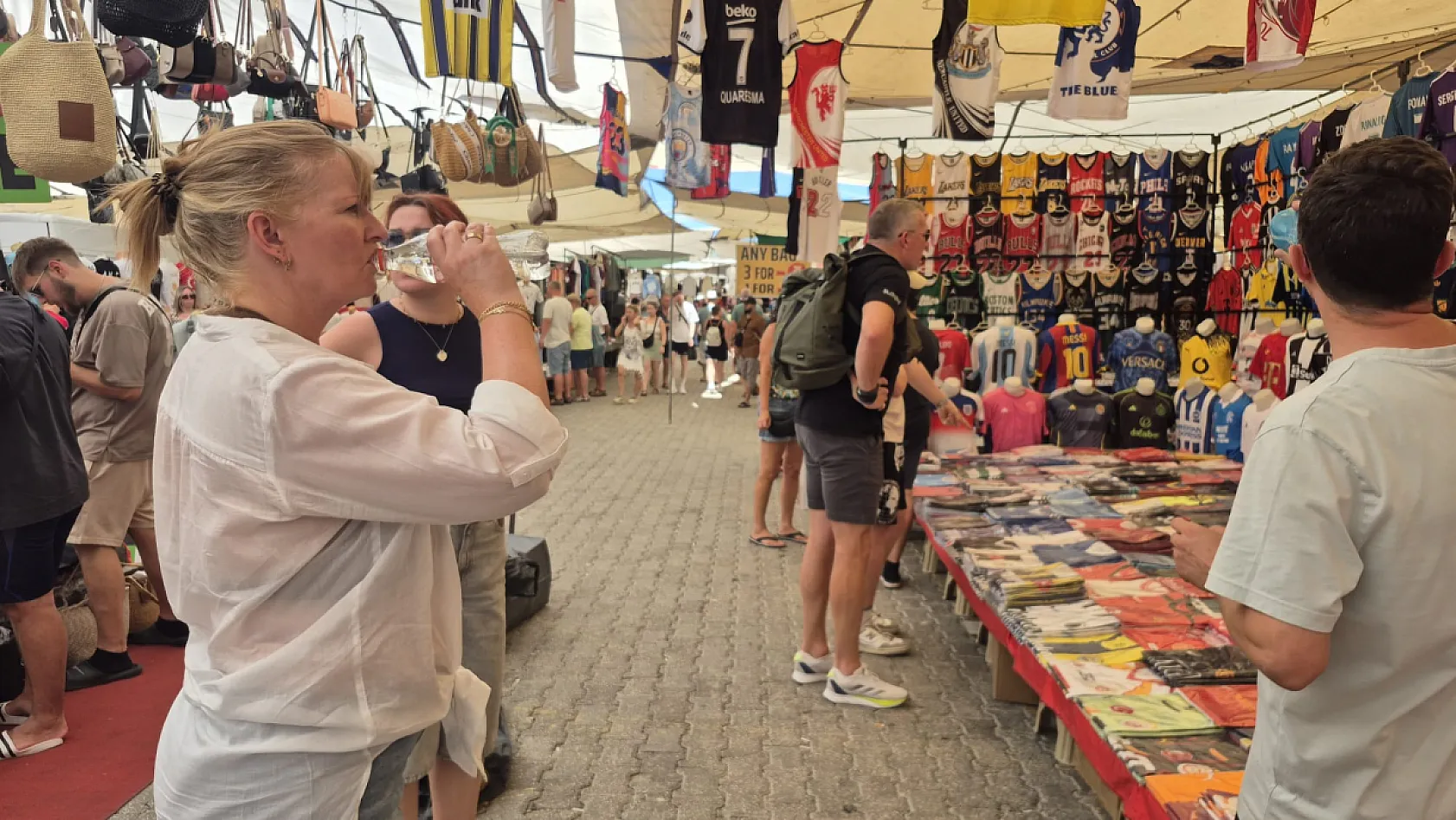 Fethiye Salı Pazarı giyim bölümü turist akınına uğradı