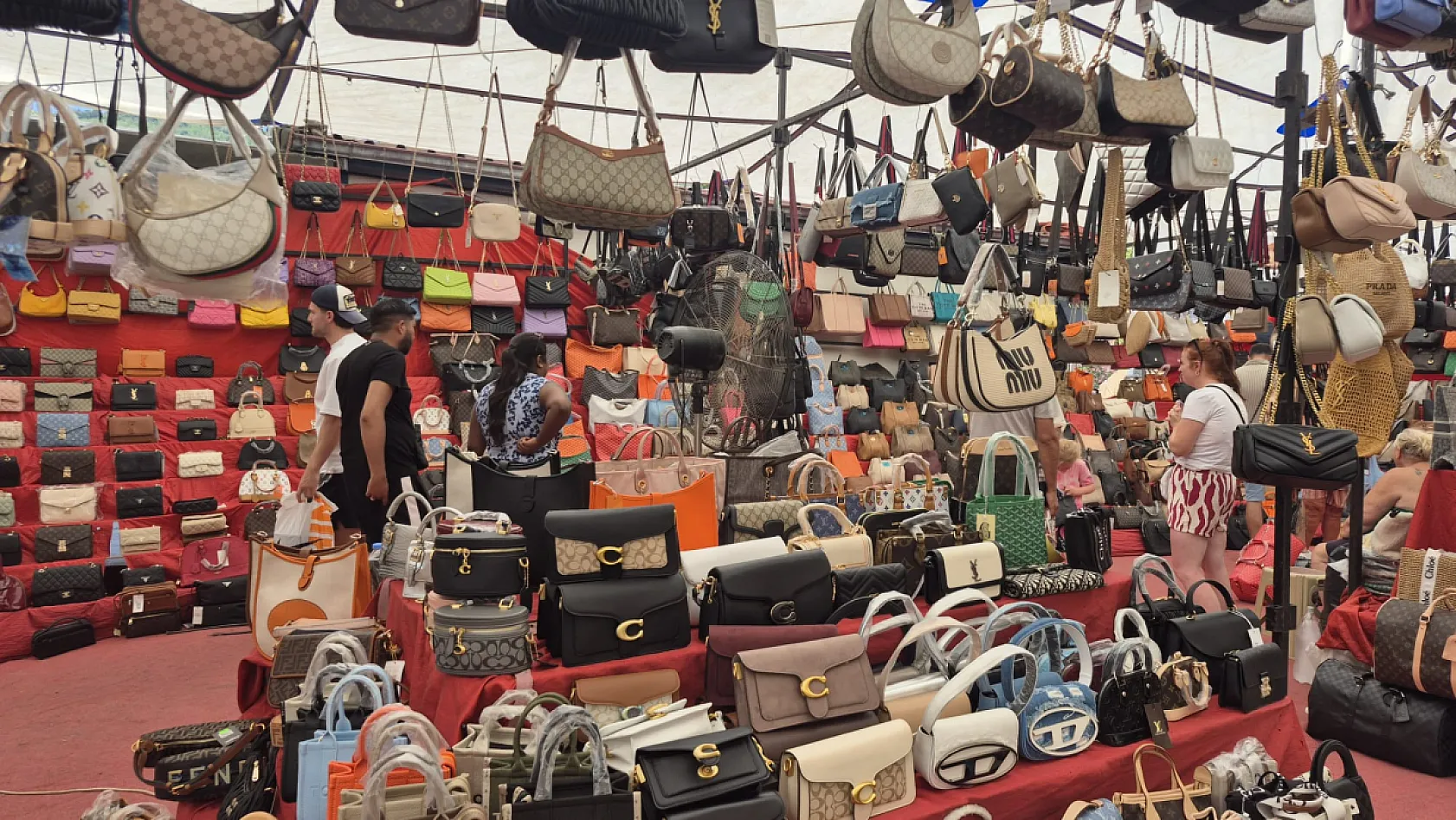 Fethiye Salı Pazarı giyim bölümü turist akınına uğradı