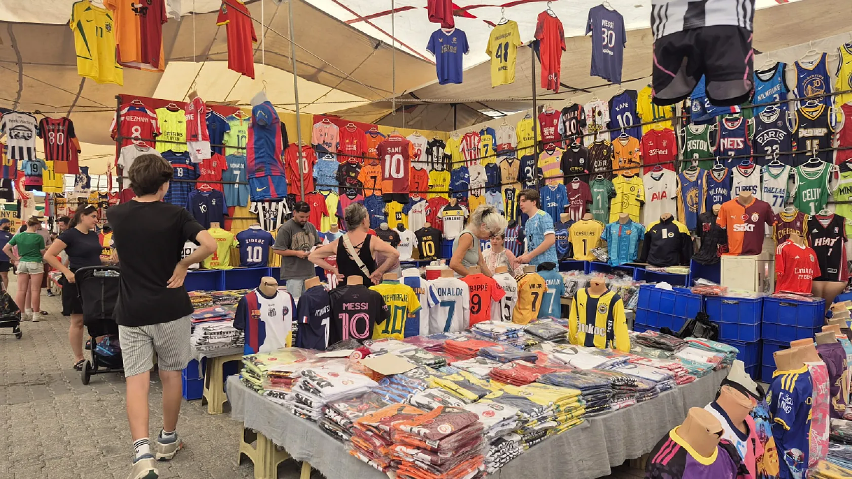 Fethiye Salı Pazarı giyim bölümü turist akınına uğradı