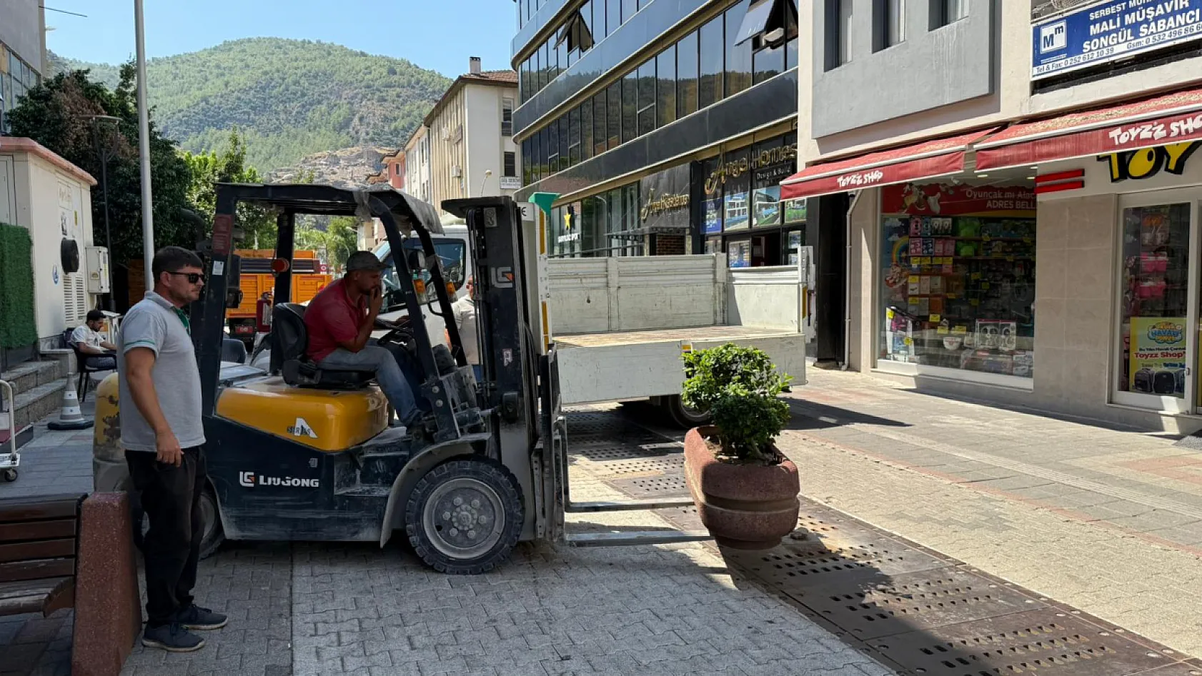 Fethiye'de Dispanser Sokak'ta Bank ve Çiçeklikler Kaldırıldı, Esnaftan Tepki