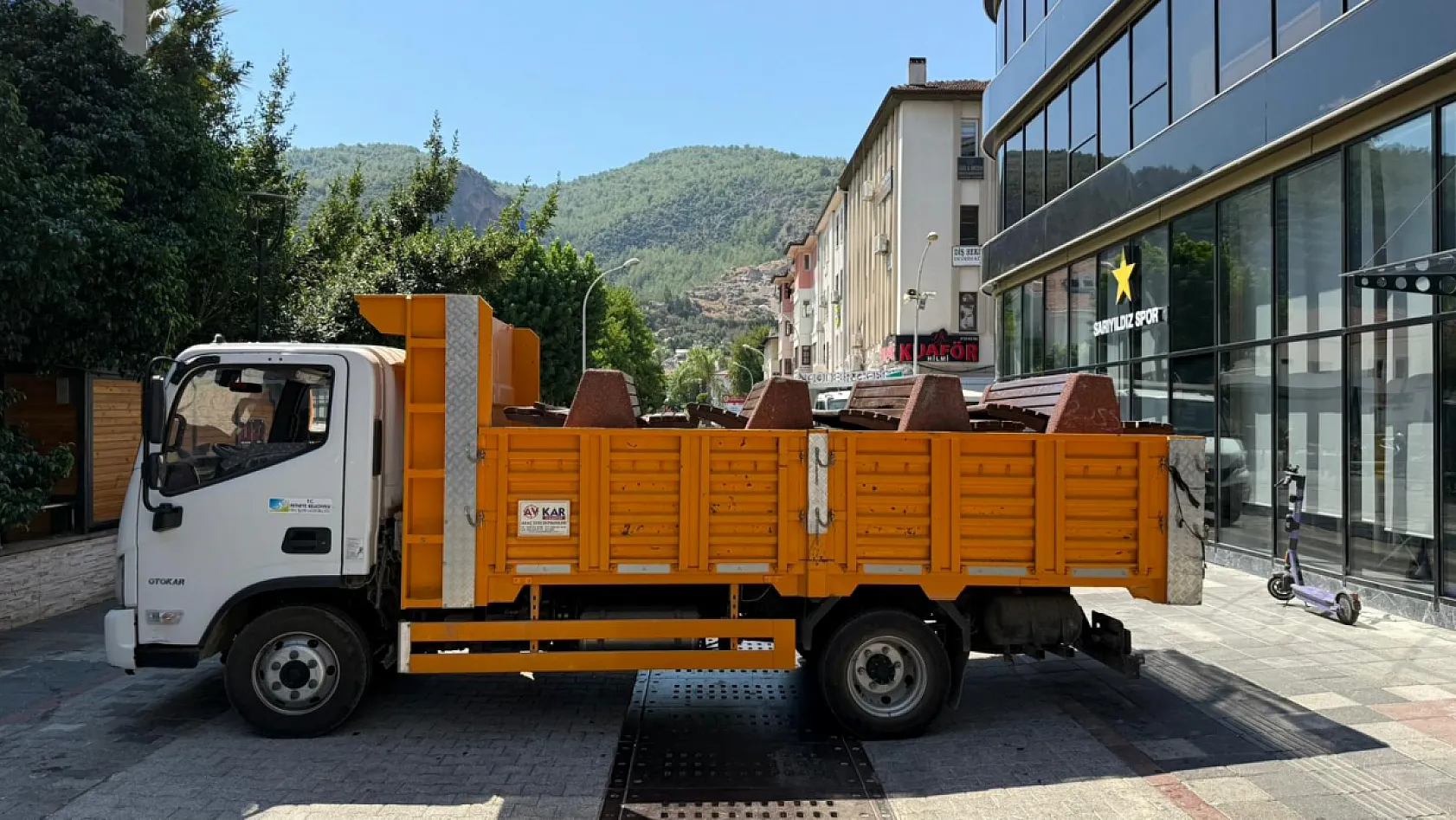 Fethiye'de Dispanser Sokak'ta Bank ve Çiçeklikler Kaldırıldı, Esnaftan Tepki
