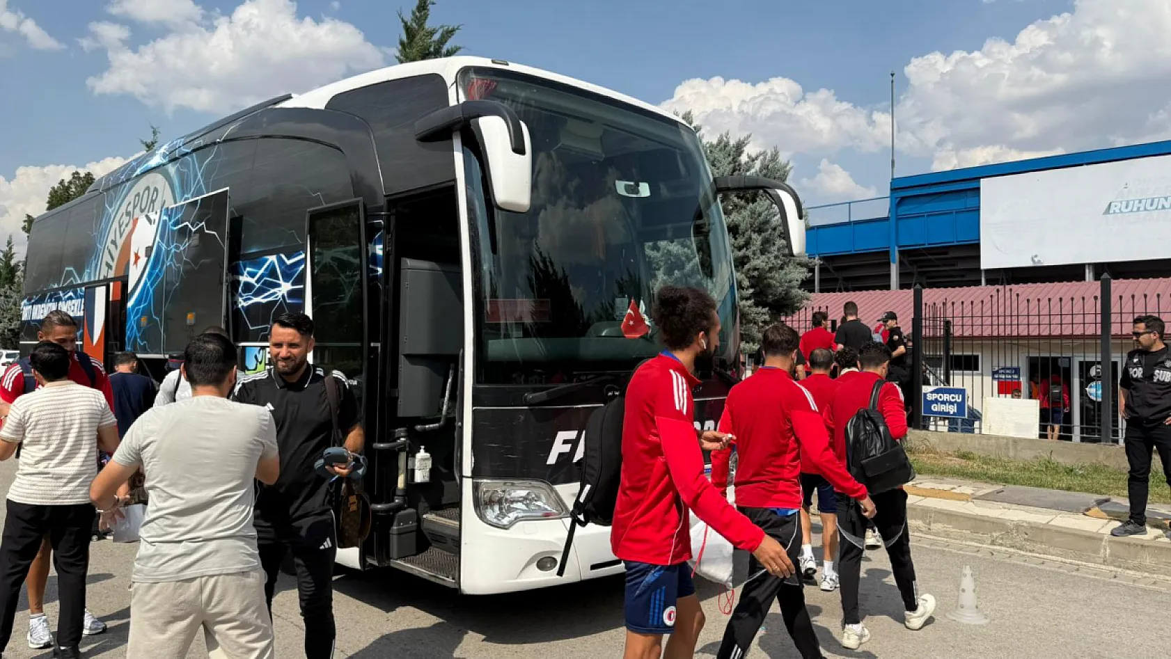 Fethiyespor, maçın oynanacağı sahaya giriş yaptı