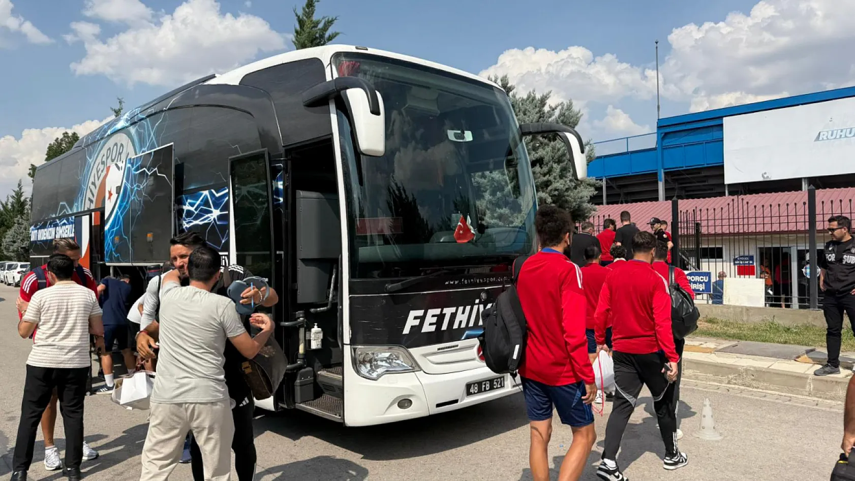 Fethiyespor, maçın oynanacağı sahaya giriş yaptı