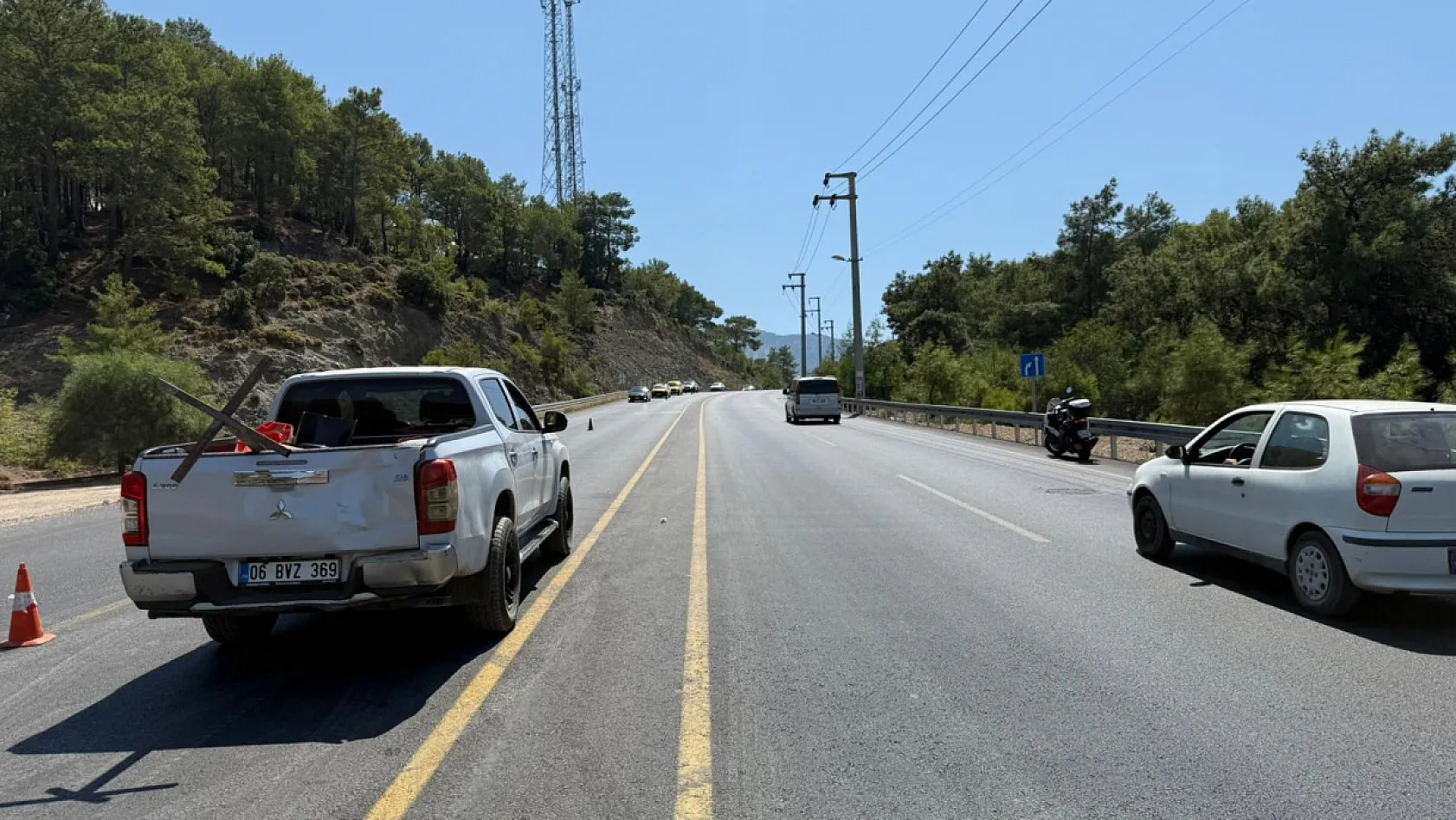Fethiye Ölüdeniz yolunda refüj beton bariyer çalışmaları devam ediyor