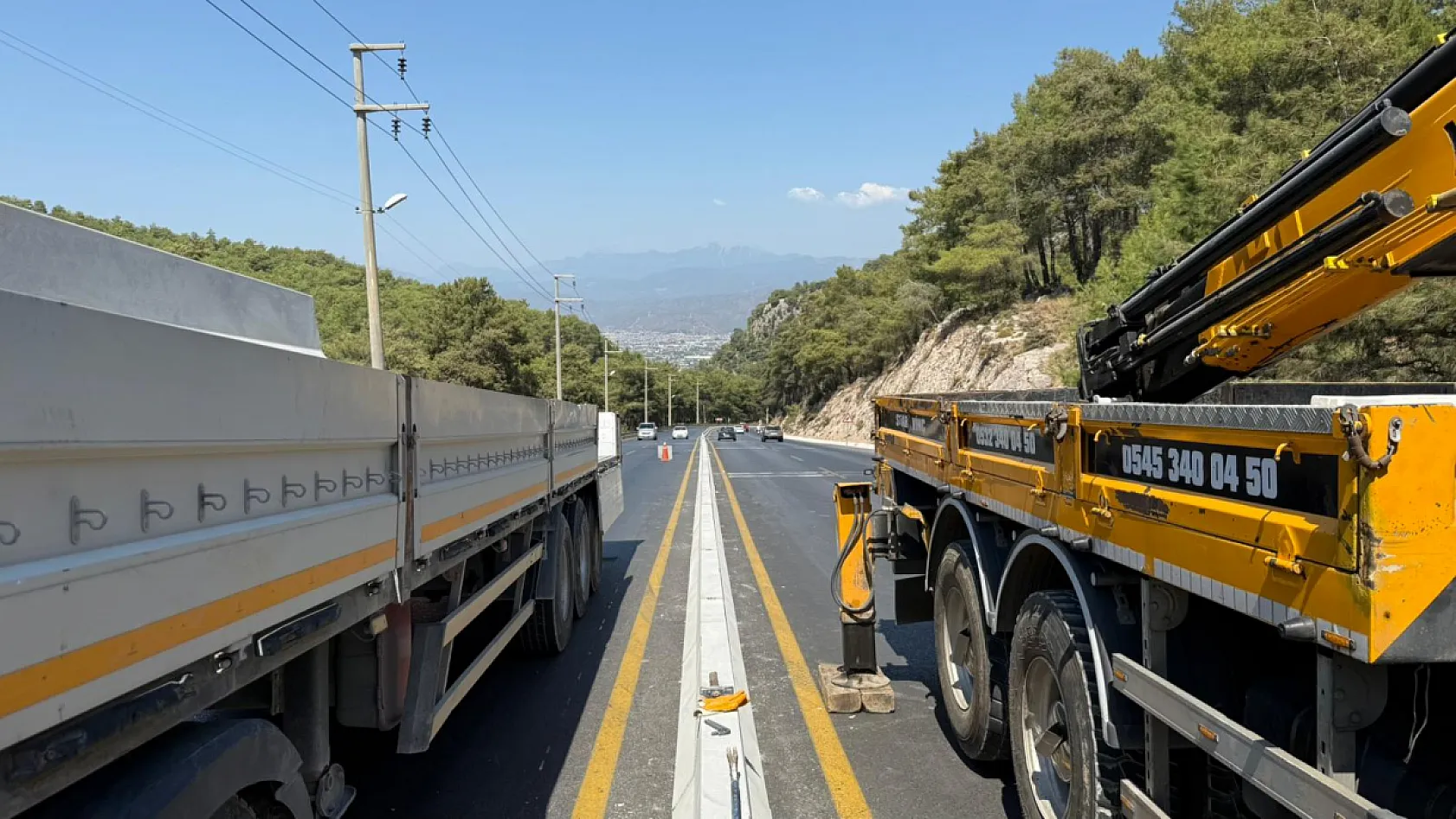Fethiye Ölüdeniz yolunda refüj beton bariyer çalışmaları devam ediyor