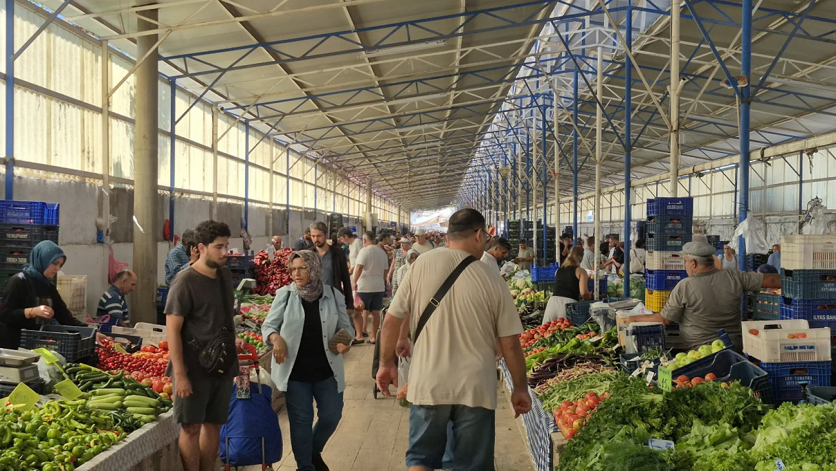 Fethiye'de Kışlık Hazırlıklar Salı Pazarını Renklendirdi