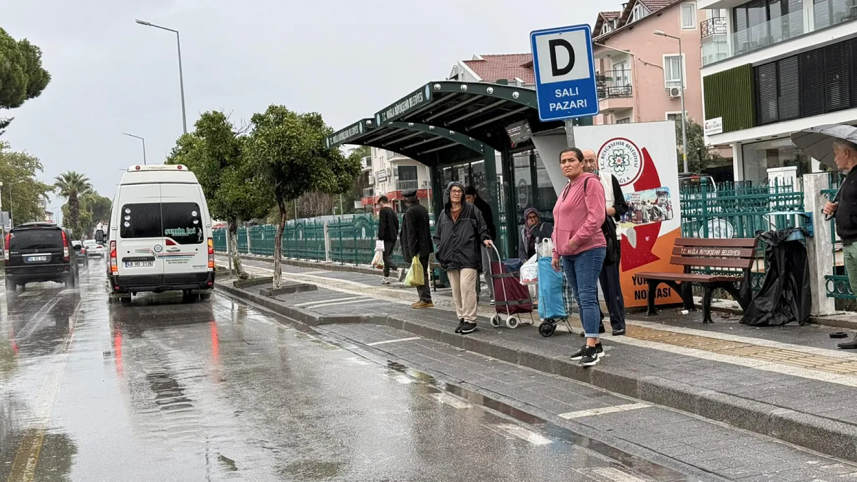Fethiye'de Sağanak Yağış Etkisini Sürdürüyor! Vatandaşlar Toplu Taşımaya Yöneldi