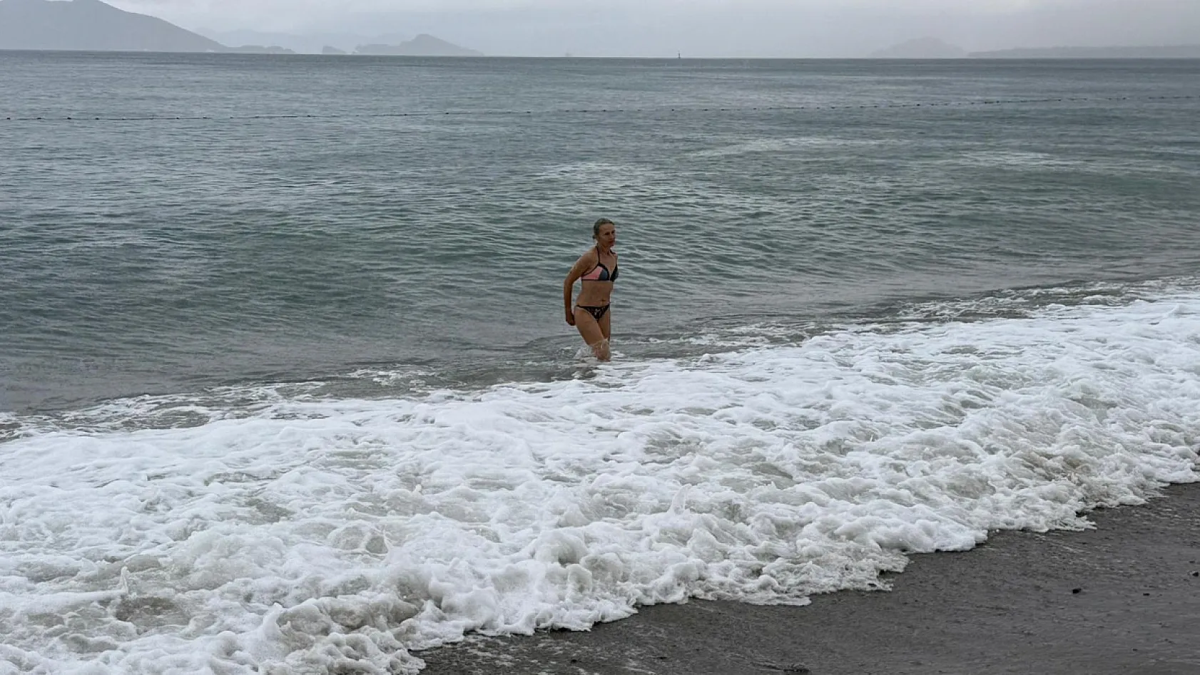 Fethiye'de Gökgürültülü Sağanak Altında Turistler Deniz Keyfi Yaşadı