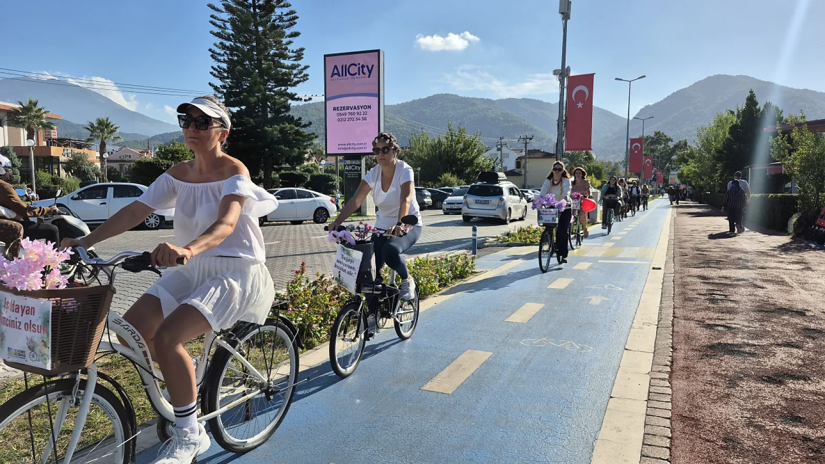 'Işıltılı Kadınlar, Karbonsuz Pedallar' Bisiklet Turu Renkli Görüntülere Sahne Oldu