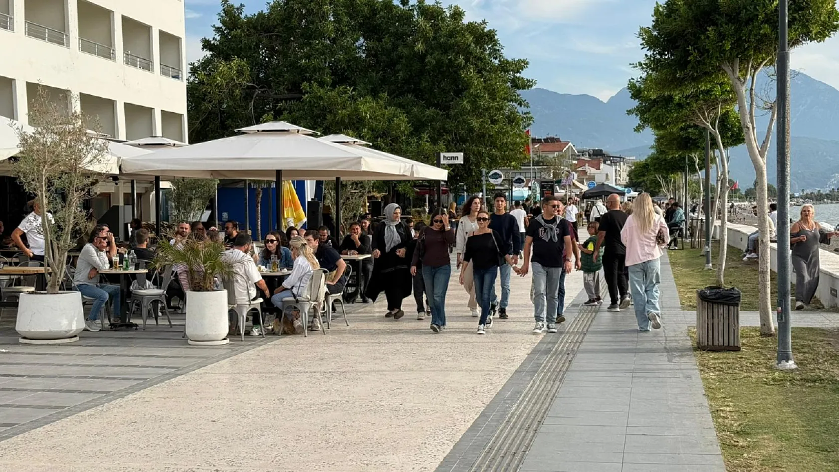 Fethiye Çalış Plajı'nda Kasım Sıcağı: Güneşli Havayı Fırsat Bilenler Sahile Akın Etti